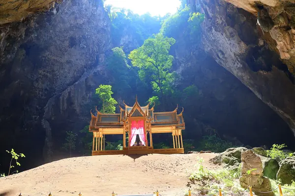 หาดสามพระยา เขาสามร้อยยอด
